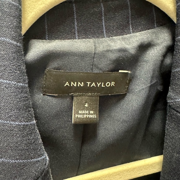 Ann Taylor navy stripe blazer/ size 4. Barely worn! - Picture 2 of 2